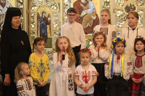 Владика Василь Тучапець разом з дітьми у Харкові привітали матерів піснею