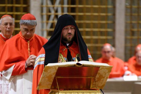 «Перш ніж світ дізнався ім’я нового Папи, я попросив його молитися за Україну», — кардинал Микола Бичок