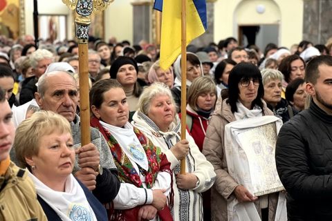 Материнська молитва за Україну: близько тисячі матерів здійснили прощу до Зарваниці